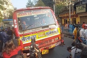 আটক অপর আনফিট বাস